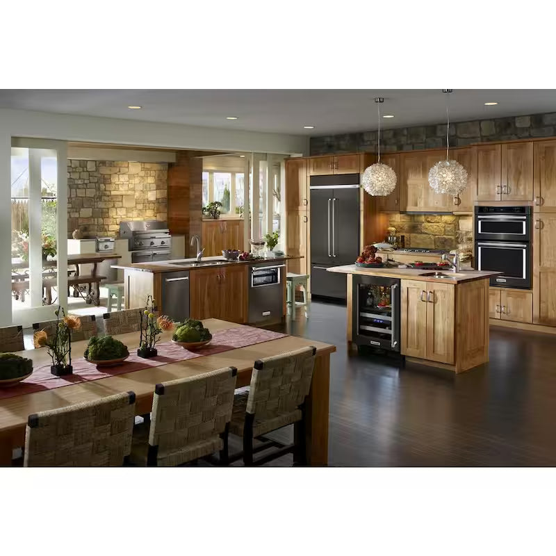 Built-In Ice Maker in PrintShield Black Stainless L622