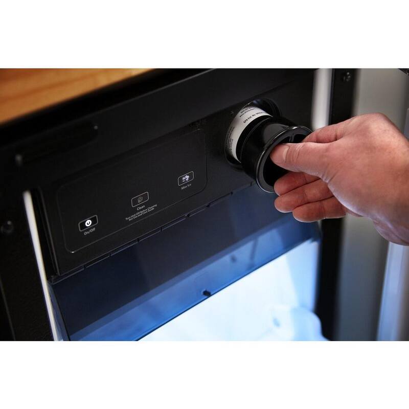 Built-In Ice Maker in PrintShield Black Stainless L622